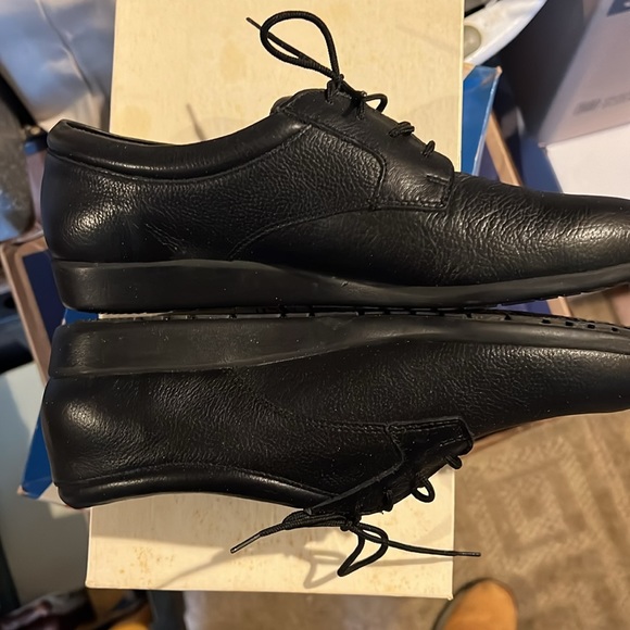 Like new women’s Worthington sport size 9. Medium shoes in black - Picture 4 of 8